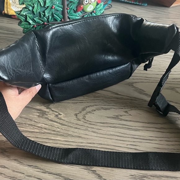 Totes Black Leather Waist Bag - Picture 5 of 7